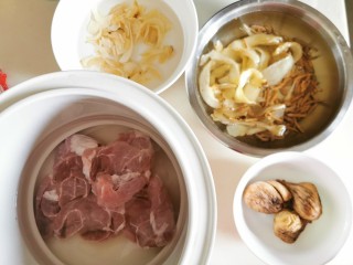 2、参果百合瘦肉汤【补肺益肺】,无花果洗干净。