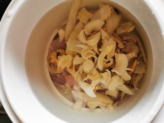 3、参果百合瘦肉汤【补肺益肺】,所以食材放入炖盅，加入纯净水。