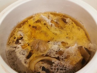 5、参果百合瘦肉汤【补肺益肺】,炖够时间，汤色清，香甜味，不需要加盐就可饮用。