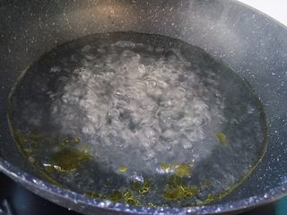 2、大力水手的最爱-炝拌菠菜,烧一锅水 锅中放入适量盐和色拉油（加入盐和色拉油能使菠菜更加翠绿）