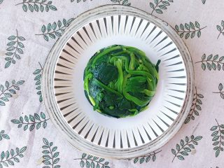 8、大力水手的最爱-炝拌菠菜,然后倒扣在盘中