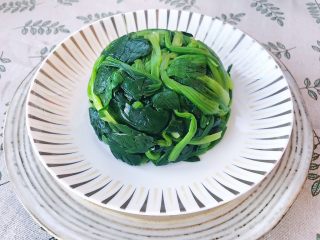 9、大力水手的最爱-炝拌菠菜,侧面自拍一张 就是这样的效果 （是不是很矫情 如果嫌麻烦也可以直接放盘子里）