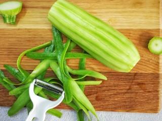 2、捞汁西葫芦,去表面薄皮