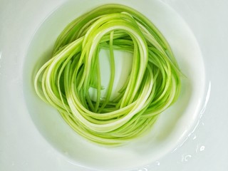 8、捞汁西葫芦,再按照之前步骤继续叠加