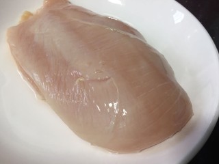 1、手撕鸡胸肉,鸡胸肉一块，处理干净