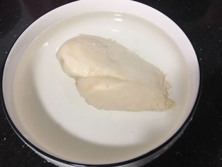 3、手撕鸡胸肉,捞出直接放入冰水中，这样更嫩
