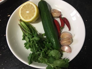 4、手撕鸡胸肉,准备辅料，半个柠檬，小黄瓜，香菜，小红椒和大蒜