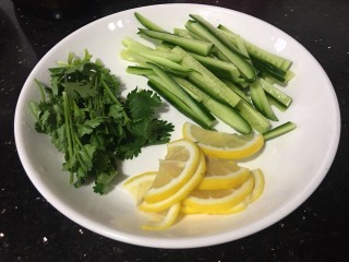 5、手撕鸡胸肉,柠檬切片，黄瓜切丝，香菜切短