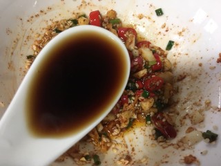 8、手撕鸡胸肉,锅里放入适量的油烧热浇入碗中爆香，然后加入2勺生抽，2勺陈醋