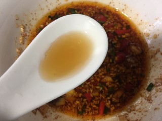 11、手撕鸡胸肉,加入一勺香油