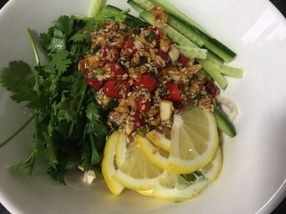 13、手撕鸡胸肉,调料汁浇入刚才的蔬菜鸡肉上