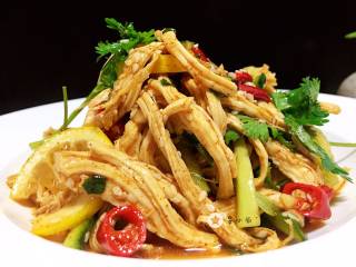 14、手撕鸡胸肉,翻拌均匀装盘