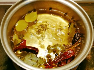 4、自制泡菜,煮开。