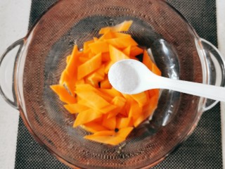 8、自制泡菜,放入泡菜盆里，添加2克盐拌匀。