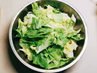 9、自制泡菜,圆白菜切块。