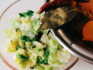 13、自制泡菜,倒入煮好的料水。