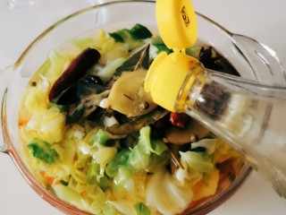 14、自制泡菜,加入白醋。