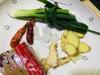 3、凉拌牛肚,高压锅倒入葱结、姜、当归、生姜、十三香、辣椒、冰糖等调料;