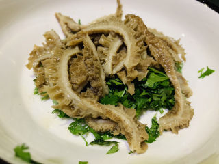 11、凉拌牛肚,把卤熟的牛肚剪条状;