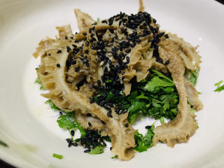 12、凉拌牛肚,加熟芝麻;