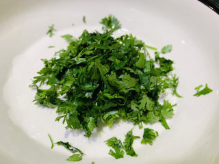 10、凉拌牛肚,剪碎;