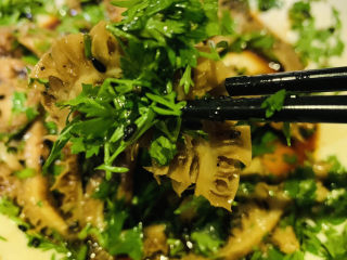 16、凉拌牛肚,搅拌均匀;