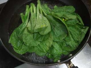 2、白灼广东菜心,第二步，水烧开，沸腾，把菜心丢入，焯约一分钟，沥水捞起，装盘备用。