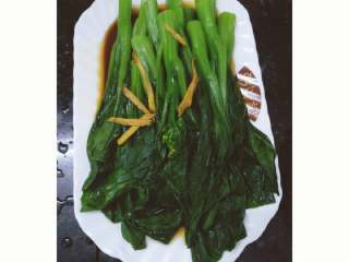 3、白灼广东菜心,最后，把锅里水倒掉，热锅，加入两匙酱油，一匙耗油，姜丝，少许糖，一点水，烧开，关火，淋到菜心上，完成了！