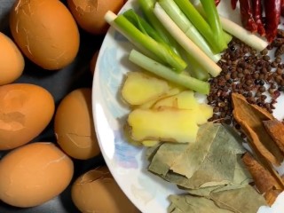 2、五香茶叶蛋,放葱姜，八角，桂皮，香叶，花椒干辣椒