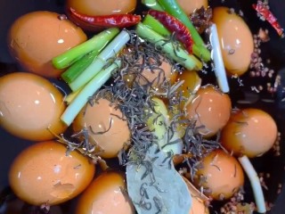 3、五香茶叶蛋,加生抽，盐，加适量清水没过鸡蛋，放茶叶