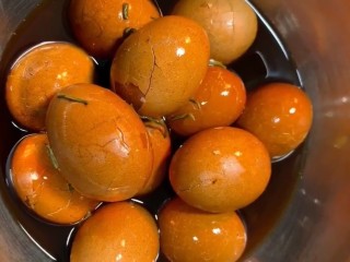 5、五香茶叶蛋,加汤腌制一个晚上，这样入味更好吃