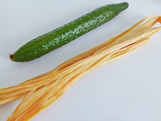 1、黄瓜拌腐竹,挑选优秀的腐竹来做更加劲道。