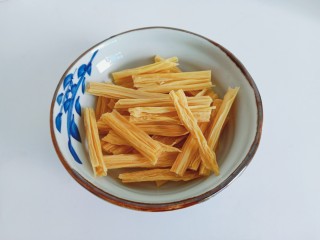 2、黄瓜拌腐竹,腐竹扳成一小段。