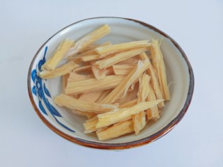 3、黄瓜拌腐竹,加入温水没过腐竹。