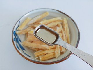 5、黄瓜拌腐竹,加一勺醋可以让泡好的腐竹更加劲道。