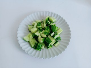 7、黄瓜拌腐竹,黄瓜削去外皮带刺的地方，放在菜板轻轻拍一下，再切成小段就可以。