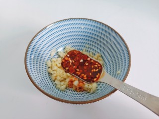 8、黄瓜拌腐竹,碗里放入调味料搅拌均匀。