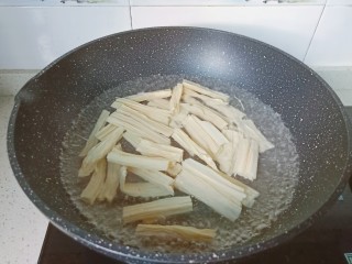 10、黄瓜拌腐竹,锅里水开下腐竹煮两分钟左右捞出，腐竹过一遍凉开水吃起来更爽。