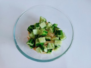 11、黄瓜拌腐竹,腐竹与黄瓜放入大一点的容器。