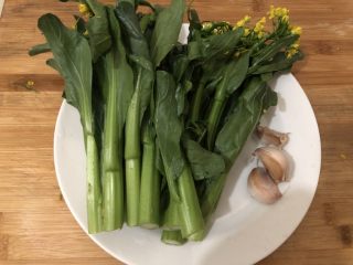 1、清炒菜心,准备食材
