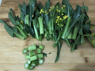 2、清炒菜心,去掉少许老的菜头，然后切成两截