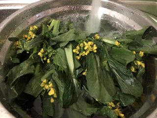 3、清炒菜心,放清水洗几遍
