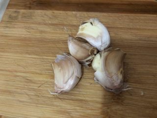 5、清炒菜心,蒜拍扁（这样好去皮）