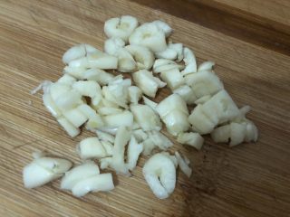 6、清炒菜心,去皮切细