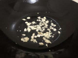 8、清炒菜心,油热下蒜爆一下