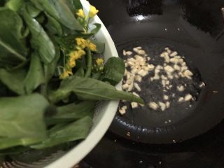 9、清炒菜心,下菜心翻炒一下