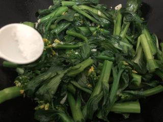 10、清炒菜心,下盐再翻炒至断生