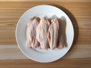 1、香辣啤酒鸭翅,鸭翅清洗干净后沥干水分；