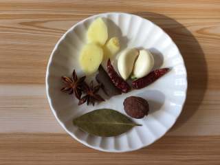 2、香辣啤酒鸭翅,所有香料用干净的湿抹布擦拭干净，生姜去皮切片；