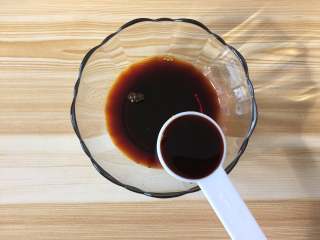 3、香辣啤酒鸭翅,碗里倒入生抽；